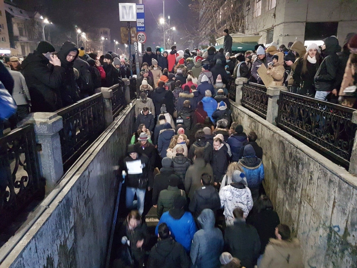 Aglomeraţie mare la metrou: Mii de protestatari merg spre Guvern