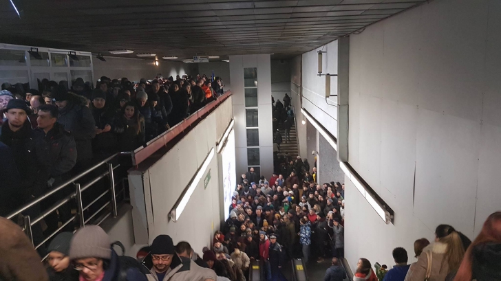 Aglomeraţie mare la metrou: Mii de protestatari merg spre Guvern