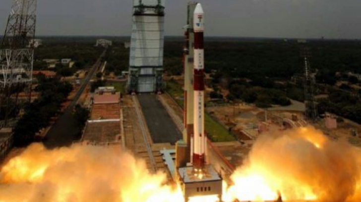 Performanță fantastică a Indiei: a plasat pe orbită 104 sateliți într-o singură lansare