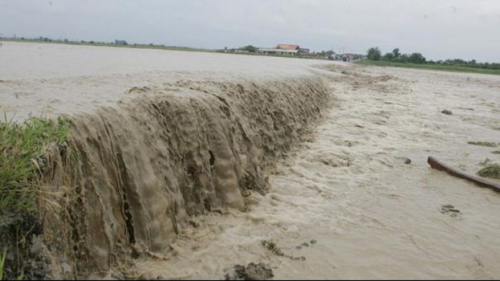 Cod ROŞU de inundaţii în Moldova, cod portocaliu în 5 judeţe din estul ţării