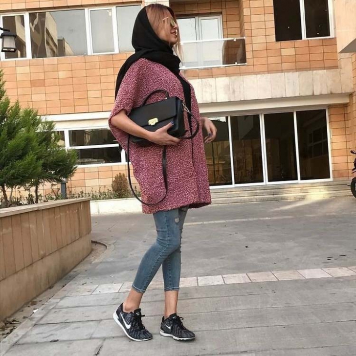 N-ai să crezi! Cum se îmbracă tinerii din Iran pe stradă: nu au nicio reţinere