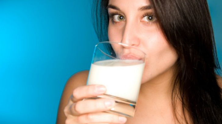 Ce poți păți dacă bei lapte des. Femeile riscă cel mai mult 