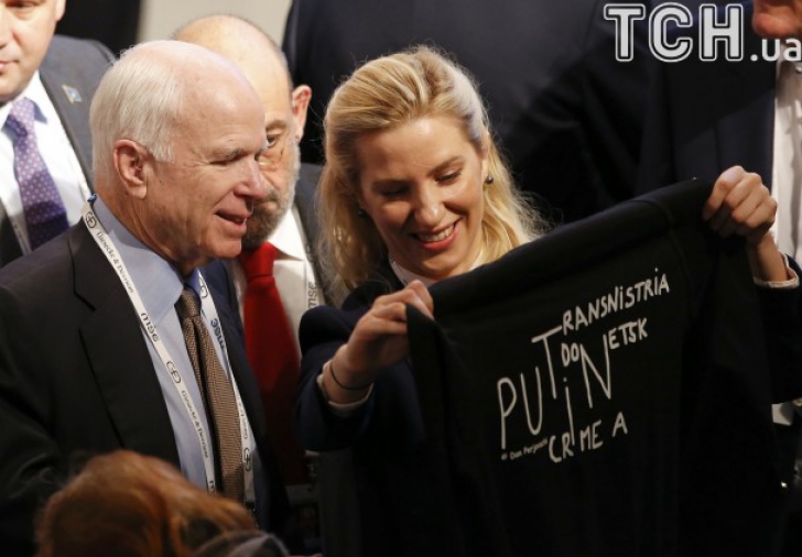 Senatorul SUA John McCain a primit un tricou anti-Putin, cu un desen de Dan Perjovschi