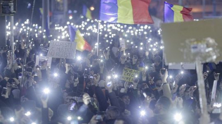 Protest inedit al parlamentarilor Opoziției: au aprins lanternele telefoanelor în Parlament