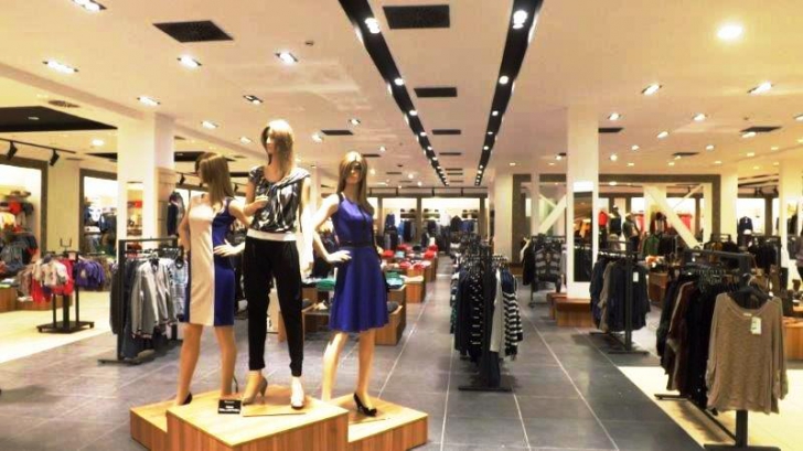 Bloggeriţă făcută de râs într-un magazin! Vânzătoarea i-a smuls hainele din mână. "Nu încerca să..."