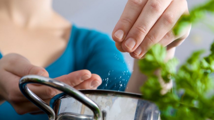 Ai pus prea multă sare în ciorbă? Bucătarii îţi recomandă trucul care îţi va salva masa