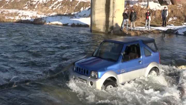 A vrut să-şi spele maşina într-un râu, dar a rămas blocat 