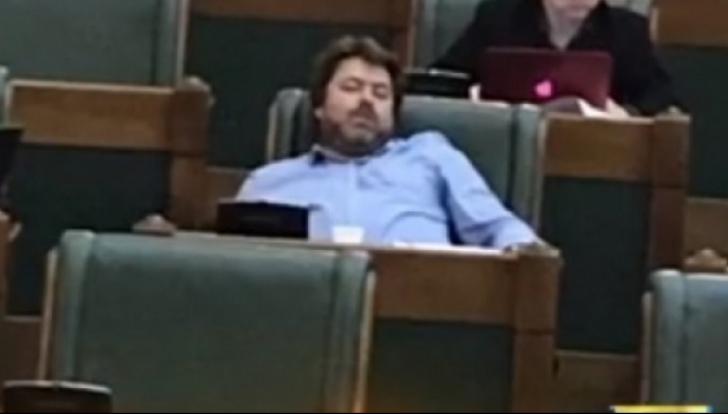 Senatorul USR Mihai Goțiu a fost surprins pentru a doua oară dormind în Parlament