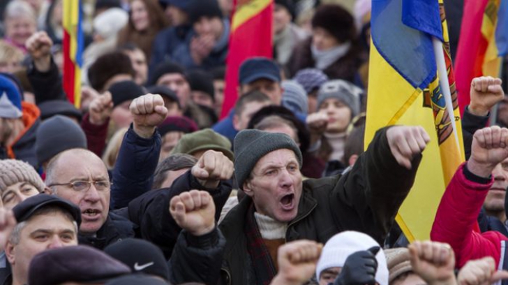Protestele de peste graniţă! Bulgarii şi moldovenii, alături de români: Două state, aceiaşi hoţi