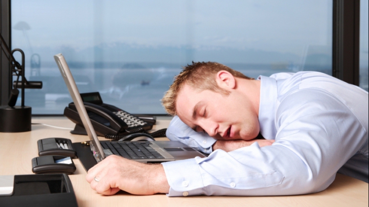 Ești mereu obosit la serviciu? S-ar putea să faci zilnic o greșeală la care nu te-ai gândit 