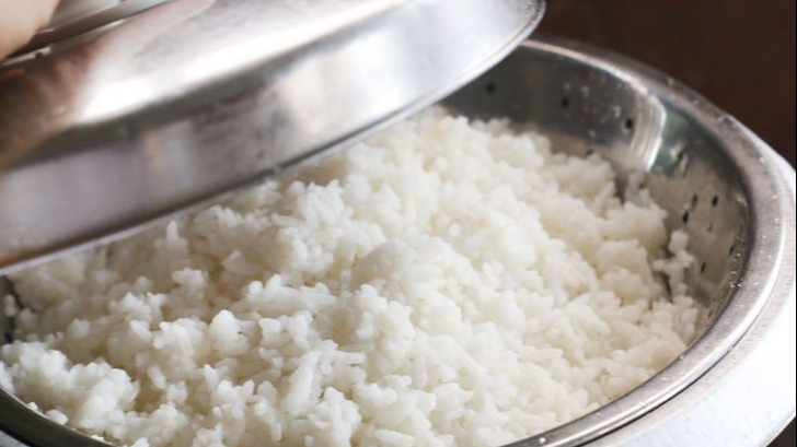 Cea mai mare greşeală pe care o faci când fierbi orezul. Îţi poate afecta grav sănătatea!