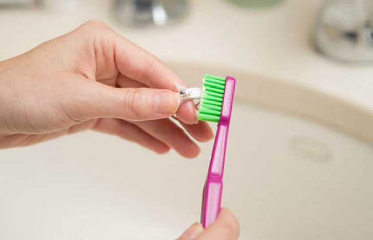 Trucuri utile pe care le poţi face cu pasta de dinţi 