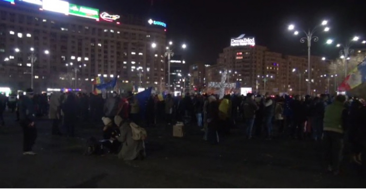 #Rezist, ziua 22. Peste o sută de persoane au protestat în Piaţa Victoriei - "Zi de zi, aici vom fi"