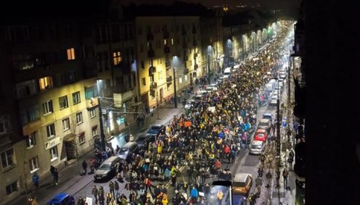 Întreaga Românie S-A TREZIT! Proteste în mai multe oraşe: "DNA să vină să vă ia!"