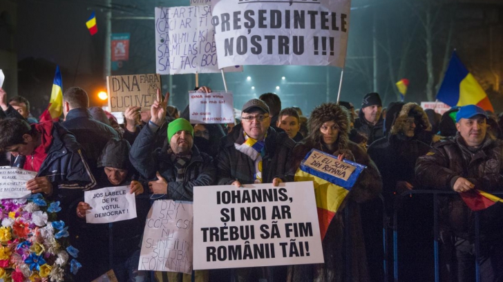 A şaptea zi de proteste la Cotroceni! Peste 400 de manifestanţi au blocat circulaţia din zonă