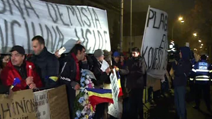 Proteste la Cotroceni, a treia zi la rând. Mai mulţi oameni, aduşi cu autocare cu numere de Dolj