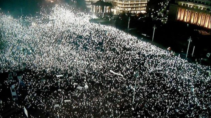 #România rezistă, ziua 7. Peste 20.000 de oameni, în Piaţa Victoriei: "Vrem justiţie, nu corupţie!" 