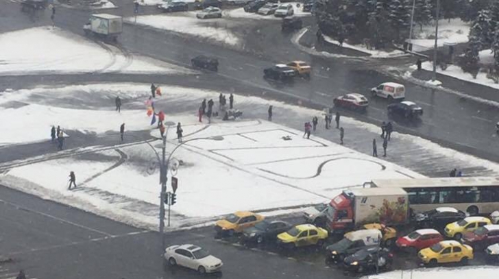 A 9-a zi de proteste în Piaţa Victoriei. Oamenii au venit cu lopeţi să cureţe zăpada. VIDEO