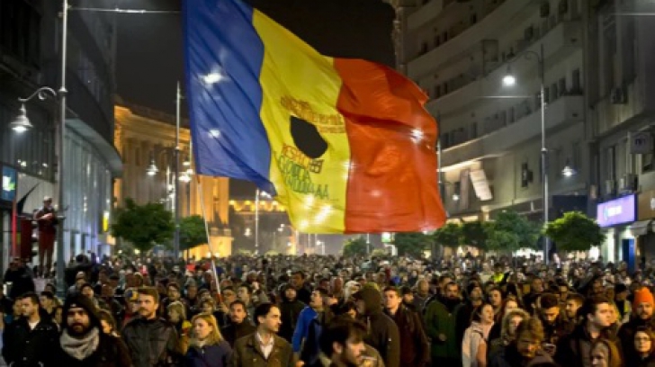 #REZISTĂ Ziua 21 de proteste: sute de români au scandat în Piața Victoriei