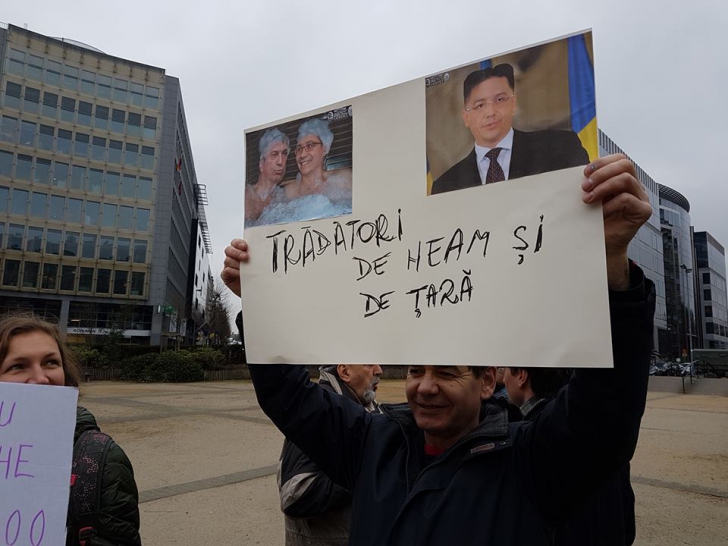 Premierul Grindeanu se întâlnește astăzi cu Donald Tusk. Românii din Bruxelles au ieșit la protest