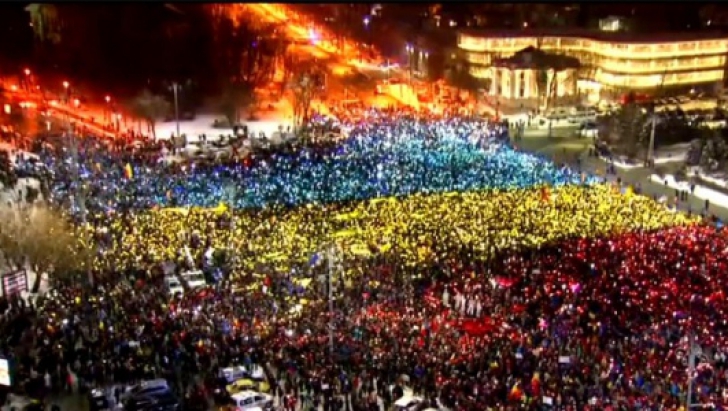 #Rezist, ziua 27. Peste 5000 de români au scris istorie în Piaţa Victoriei - au format STEAGUL UE