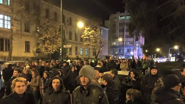 INCIDENT în timpul protestului din Brașov: Geamul prefecturii a fost spart de manifestanți