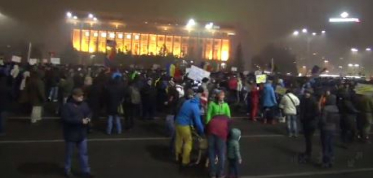 #România rezistă, ziua 7. Peste 20.000 de oameni, în Piaţa Victoriei: "Vrem justiţie, nu corupţie!" 