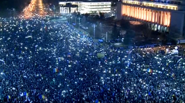 Cea mai în vogă cântăreaţă din România, la proteste. A stat de vorbă cu jandarmii. Mesajul transmis