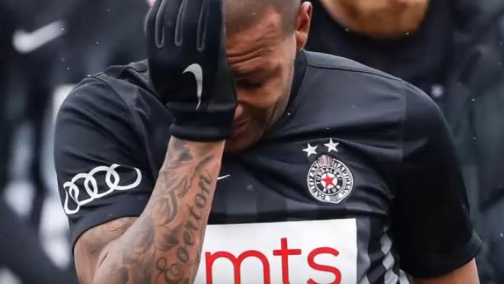 Un fotbalist a părăsit terenul în lacrimi după scandările rasiste ale suporterilor