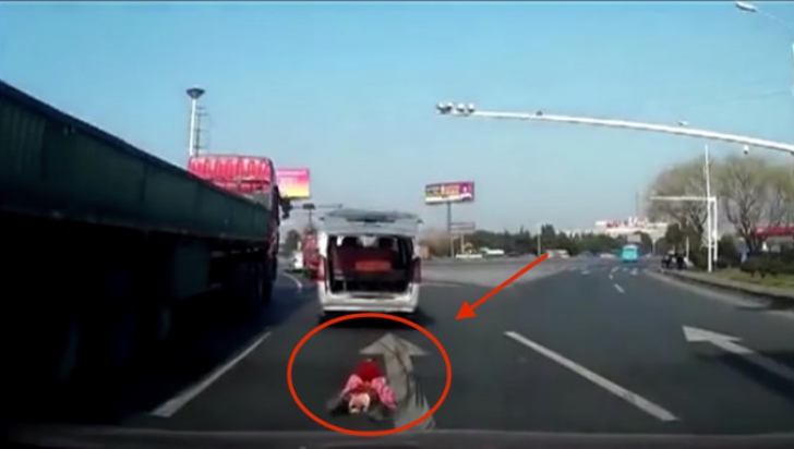 Moment înspăimântător pe o autostradă: un bebeluş cade dintr-o maşină în mers. Ce a urmat