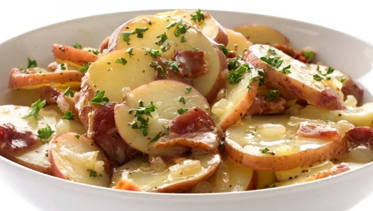 Salată germană cu cartofi