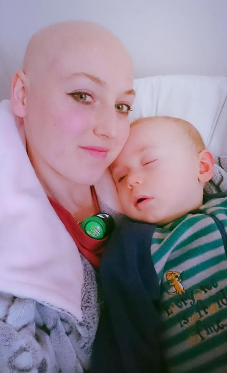 O tânără mămică susţine că a dat naştere unui erou. Micuţul de doar câteva luni i-a salvat viaţa