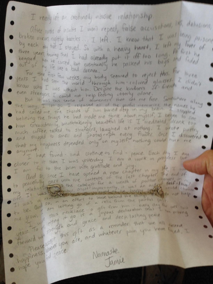 A găsit o scrisoare în aeroport cu mesajul: "Citeşte-mă!". Iată ce s-a întâmplat 