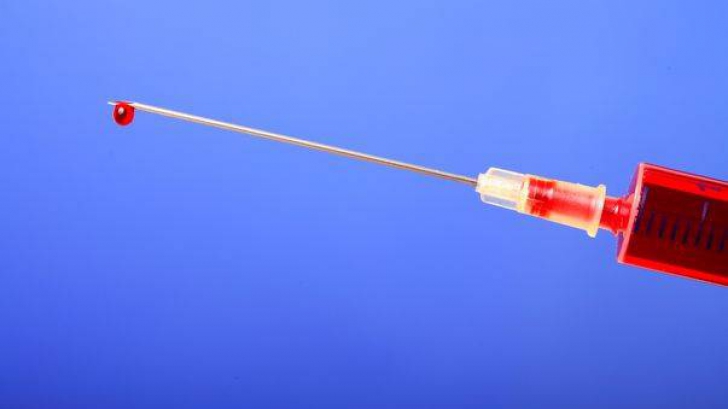Pacienţi infectaţi cu HIV de cadrele medicale care refoloseau echipamentele de unică folosinţă