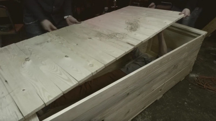 A stat 24 de ore îngropat de viu într-un sicriu de lemn. Totul a fost transmis live pe Facebook