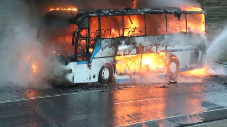 Un autocar care transporta 17 pasageri între Reşiţa şi Caransebeş a luat foc