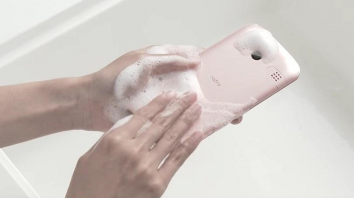 A fost lansat primul smartphone care poate fi spălat cu apă şi săpun în mod regulat