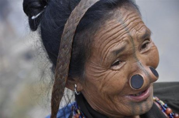 Tribul în care femeilor li se pun dopuri în nas. Motivul acestei practici şocante