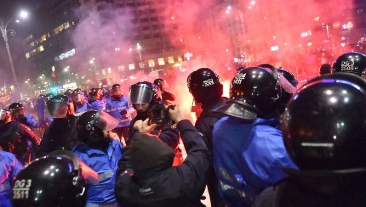 Percheziții după protestele din Piața Victoriei