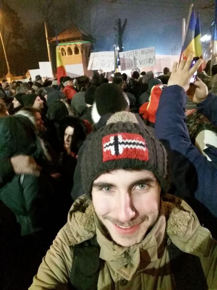 Jurnalist, "protestatar sub acoperire" la Palatul Cotroceni: M-au mutat în faţă, să se vadă tinerii