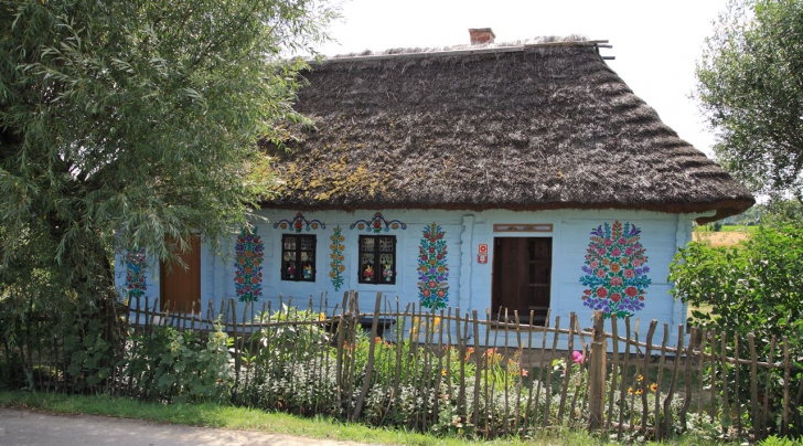 Satul, unic în lume, unde toate casele sunt pictate cu motive florale