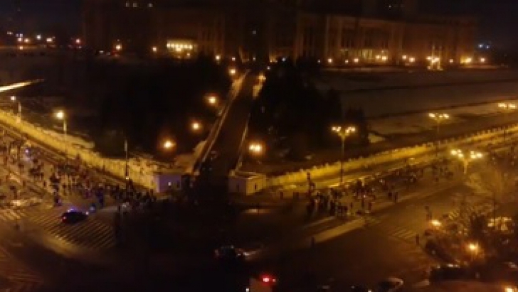 A cincea zi de protest în Bucureşti. 170.000 de oameni, în stradă. Au strigat: "Anulaţi şi plecaţi" 