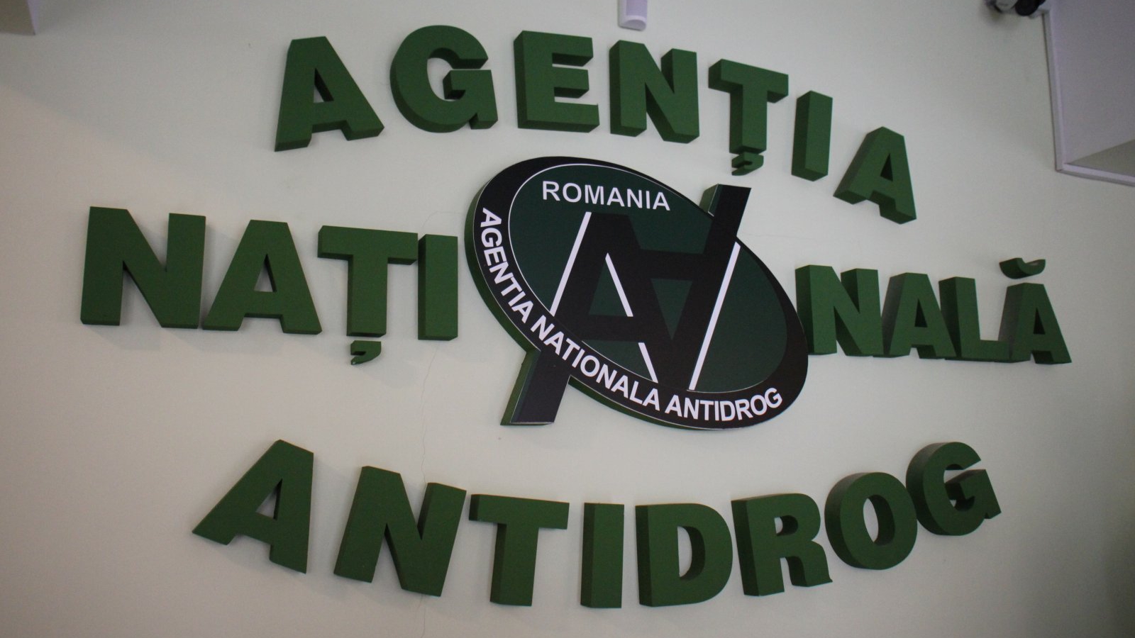 Decizie radicală. Unde vrea să mute Ciolacu Agenția Antidrog: „Tinerii care cad pradă acestui flagel nu pot fi tratați drept infractori!”