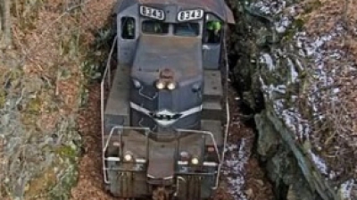 Au găsit acest tren abandonat în pădurile din munţi. Au intrat în locomotivă şi s-au cutremurat