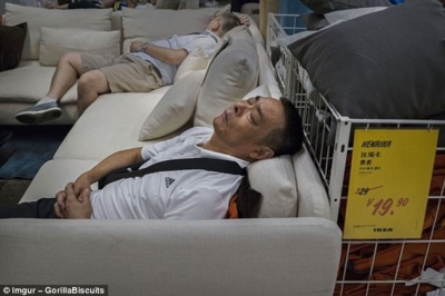 Cum să dormi așa? Colecție incredibilă de imagini cu oameni foarte obosiți