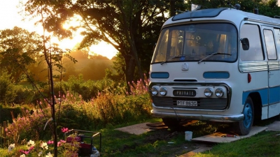 A investit toate economiile într-un bus vechi, din 1960. L-a făcut casa lui. Condiţii EXCELENTE