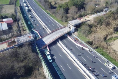 Pod PrÄƒbusit Pe O AutostradÄƒ Din Italia Doi MorÅ£i Mai MulÅ£i RÄƒniÅ£i Printre Victime Si Romani