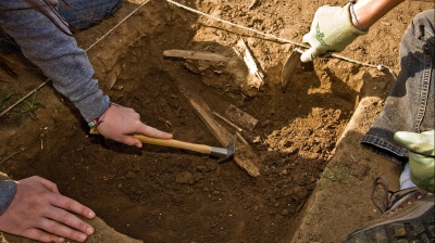 Descoperire incredibilă! Statuia antică grecească care ţine un „laptop” în mâini