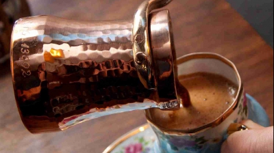 Toarnă o linguriță de apă rece în cafeaua proaspătă și așteaptă 30 de secunde. Efectul e uimitor