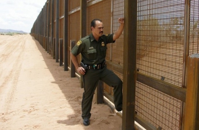 SUA lansează licitaţia pentru gardul cu Mexic: Să fie înalt, greu de străpuns şi de căţărat pe el